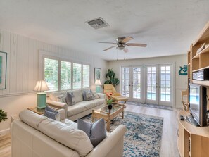 Een televisie, een dvd-speler, speelgoed en boeken