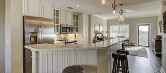 North Shore Sted: 2 Bed, 2 Bath, 4th Floor, End Unit Same Floor som Rooftop Pool