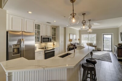 Unit 405- Same Floor as Rooftop Pool, SeaCrest Pool Use, Next to Coligny Plaza.