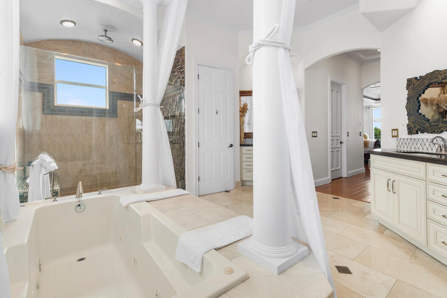 Ensemble douche/baignoire, baignoire à jets, sèche-cheveux