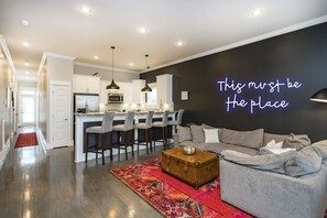 Smart TV, caminetto, videogiochi, libri