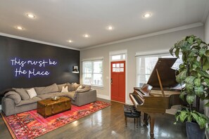 Smart TV, chimenea, videojuegos y libros 