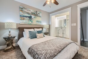 4 camere, una cassaforte in camera, una scrivania, ferro/asse da stiro