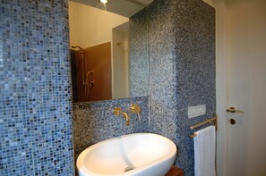 Een bad, een haardroger, een bidet, handdoeken