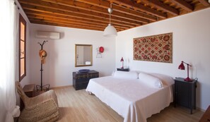 4 bedrooms, desk, iron/ironing board, WiFi