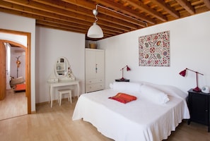 4 bedrooms, desk, iron/ironing board, WiFi