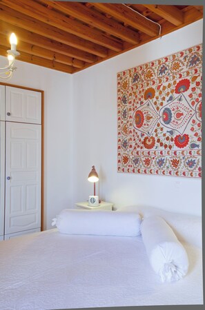 4 bedrooms, desk, iron/ironing board, WiFi