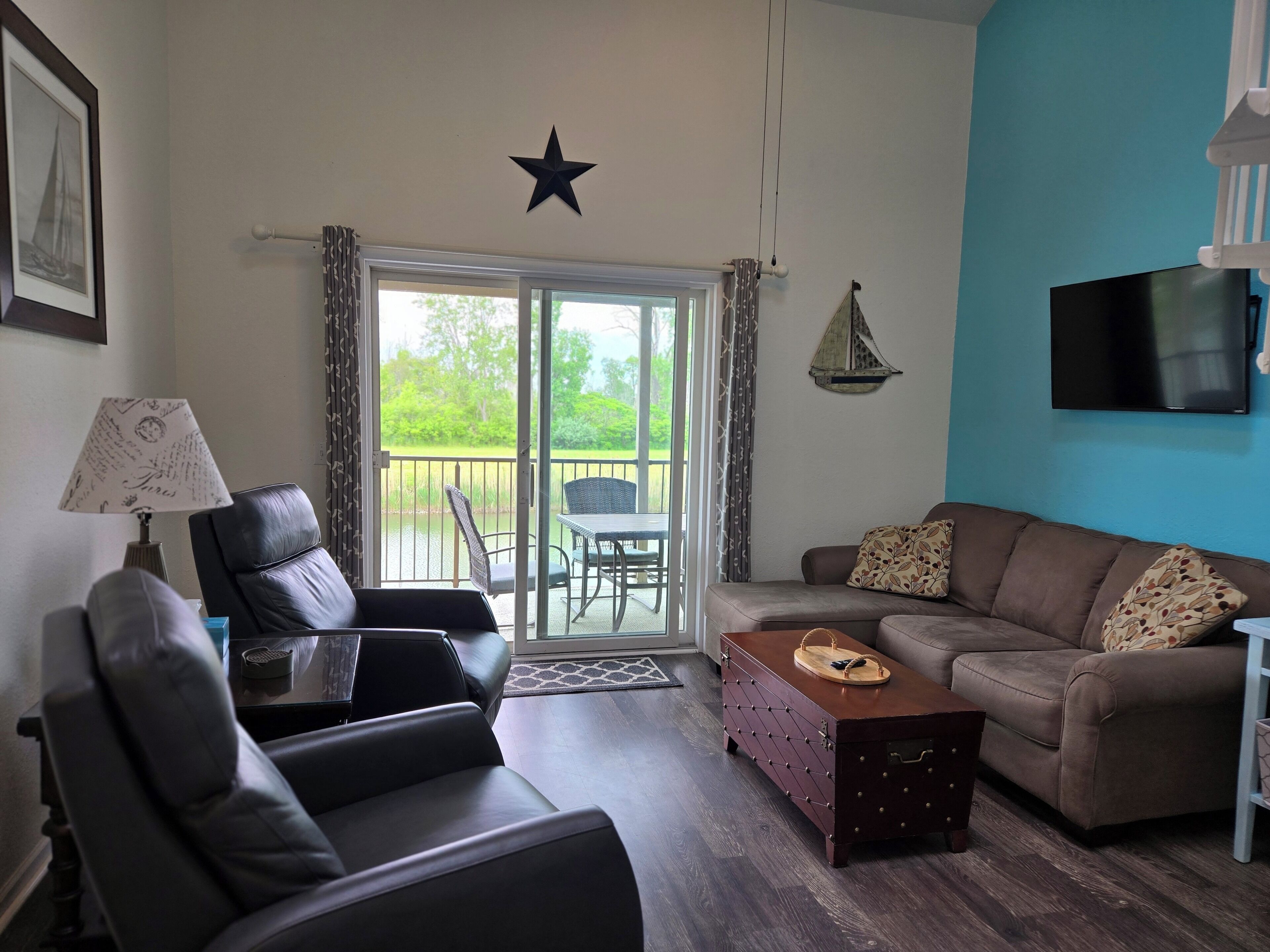 TV connectée, lecteur de DVD, livres, vidéothèque