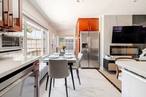 Geladeira, micro-ondas, fogão, cooktop