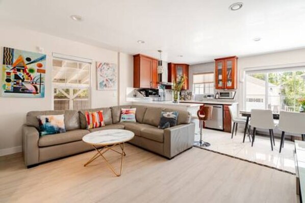 Una Smart TV, una chimenea, un reproductor de DVD