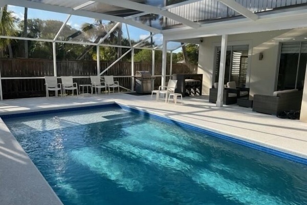 Una piscina al aire libre