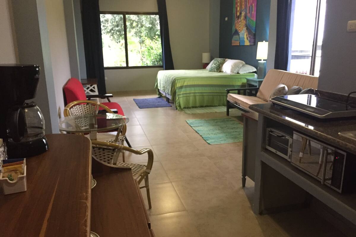 Economy Triple Room, 1 Bedroom, Kitchenette, Ground Floor | In-room dining