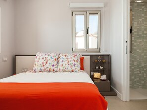 2 عدّة غرف نوم ومكواة/لوح كي وواي فاي وملاءات أسرّة