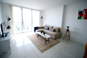 特色公寓, 1 张大床和 1 张沙发床, 阳台, 海湾景观 | 客厅 | 平板电视