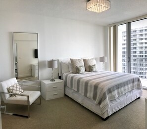 华丽公寓式客房, 1 张大床和 1 张沙发床, 阳台, 海湾景观 | 1 多间卧室、熨斗/熨衣板、免费 WiFi、床单