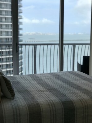 Condo luxo, 1 cama Queen e sofá-cama, sacada, vista para a baía | Vista do quarto