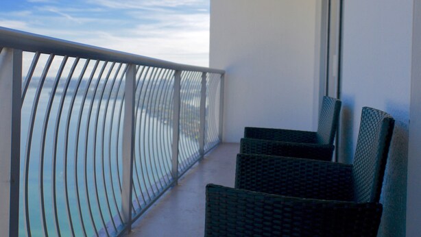 Deluxe-Apartment, 1 Queen-Bett und Schlafsofa, Balkon, Buchtblick | Balkon