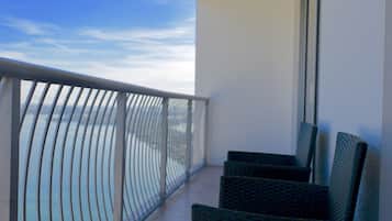 Deluxe Condo, 1 Queen Bed with Sofa bed, Balcony, Bay View | Balcony