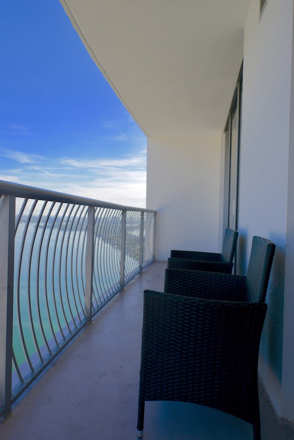 Condo luxo, 1 cama Queen e sofá-cama, sacada, vista para a baía | Sacada