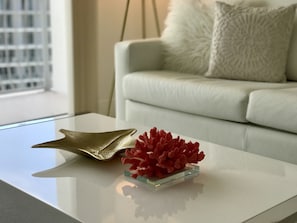 Superior-Apartment, 1 Queen-Bett und Schlafsofa, Balkon, Buchtblick | Wohnbereich | Flachbildfernseher