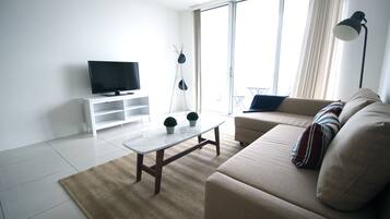 Signature Apartment, 1 Queen Bed with Sofa bed, Balcony, Bay View | Living room