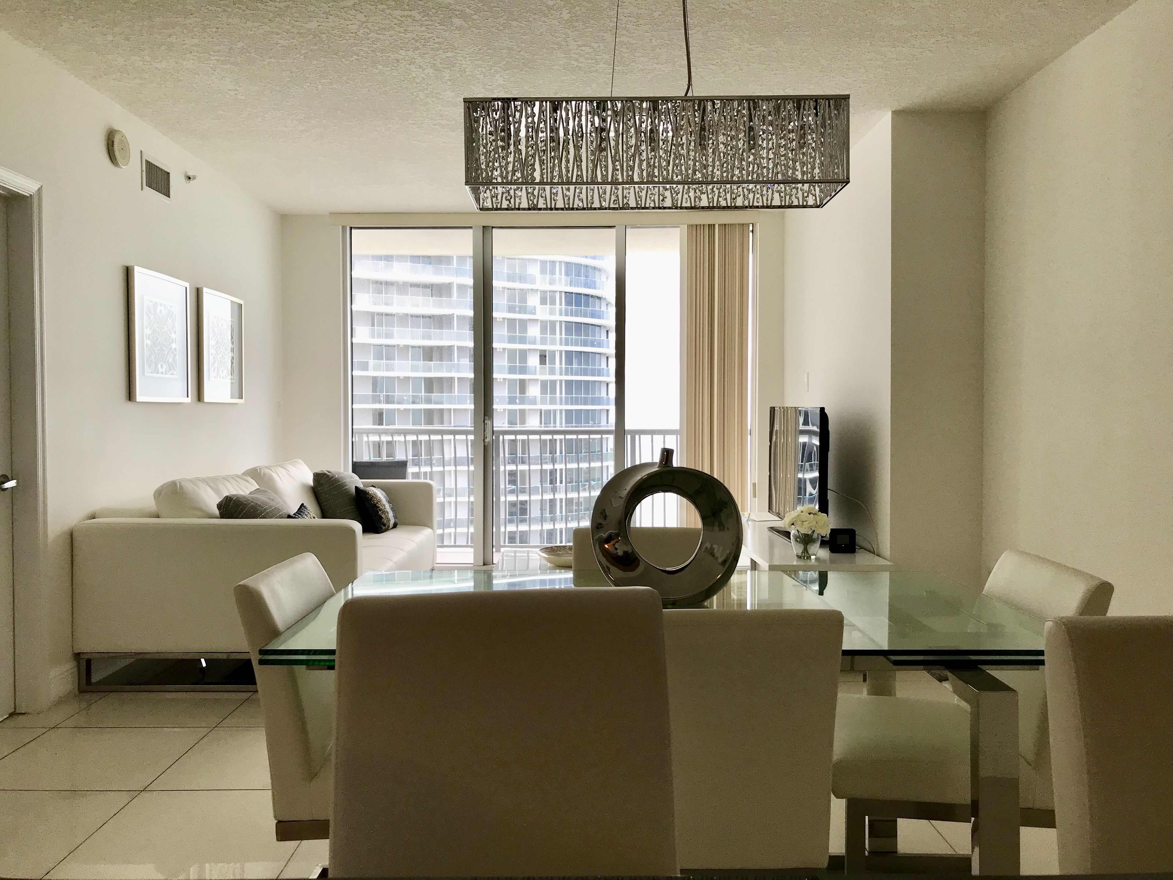 デラックス コンドミニアム クイーンベッド 1 台ソファーベッド付き バルコニー ベイビュー | 客室内のダイニングエリア