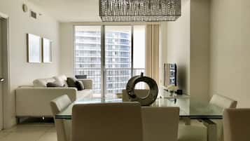 Deluxe Condo, 1 Queen Bed with Sofa bed, Balcony, Bay View | In-room dining