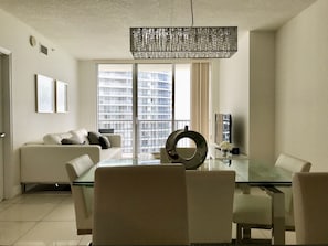 Condo luxo, 1 cama Queen e sofá-cama, sacada, vista para a baía | Opções para refeição no quarto