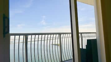 Deluxe Condo, 1 Queen Bed with Sofa bed, Balcony, Bay View | Balcony