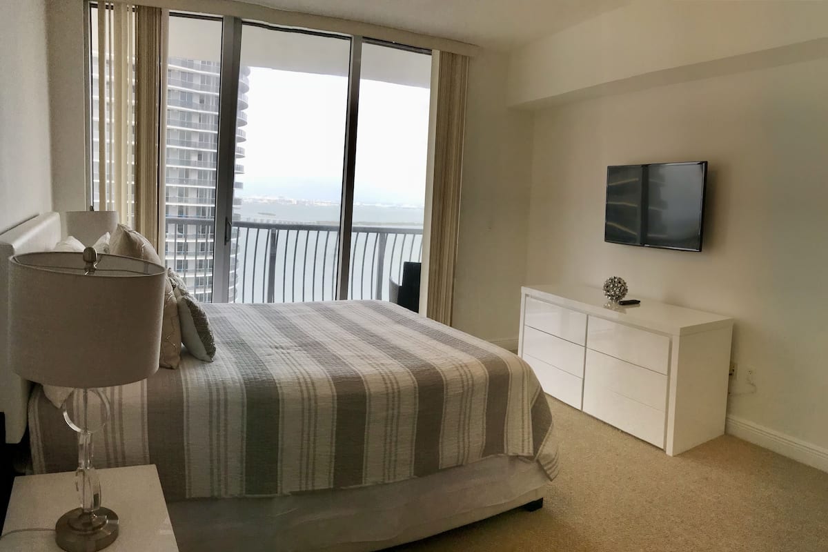 Deluxe Condo, 1 Queen Bed with Sofa bed, Balcony, Bay View | 1 bedroom, iron/ironing board, free WiFi, bed sheets