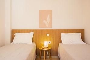 6 室のベッドルーム、セーフティボックス (室内)、防音設備、アイロン / アイロン台