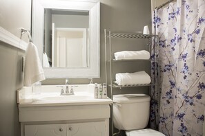 Luxury Condo, 2 Bedrooms | Bathroom | Combined shower/bathtub, free toiletries, towels