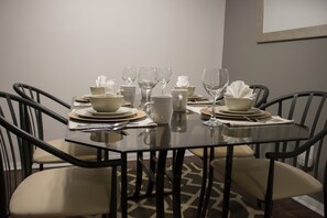 Luxury Condo, 2 Bedrooms | In-room dining