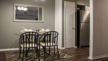Luxury Condo, 2 Bedrooms | In-room dining