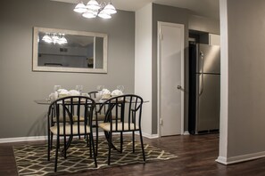 Condo Cao cấp, 2 phòng ngủ | Khu vực ăn uống tại phòng