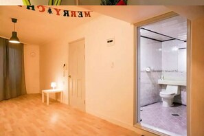 Camera familiare, 1 camera da letto | Bagno | Doccia, set di cortesia gratuito, asciugamani