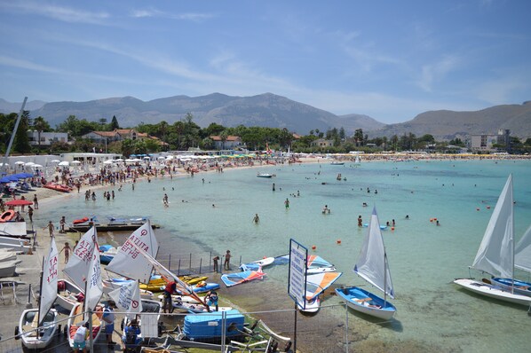 Ligstoelen aan het strand, strandlakens