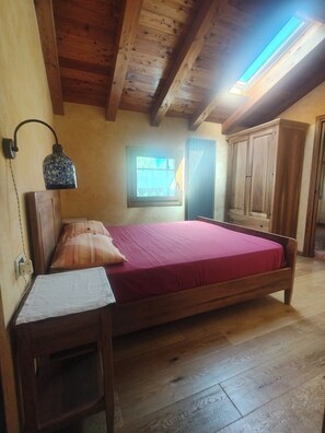 4 bedrooms, iron/ironing board, free WiFi, bed sheets