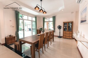 Villa superior, 3 habitaciones, alberca privada, vista a la alberca | Servicio a la habitación