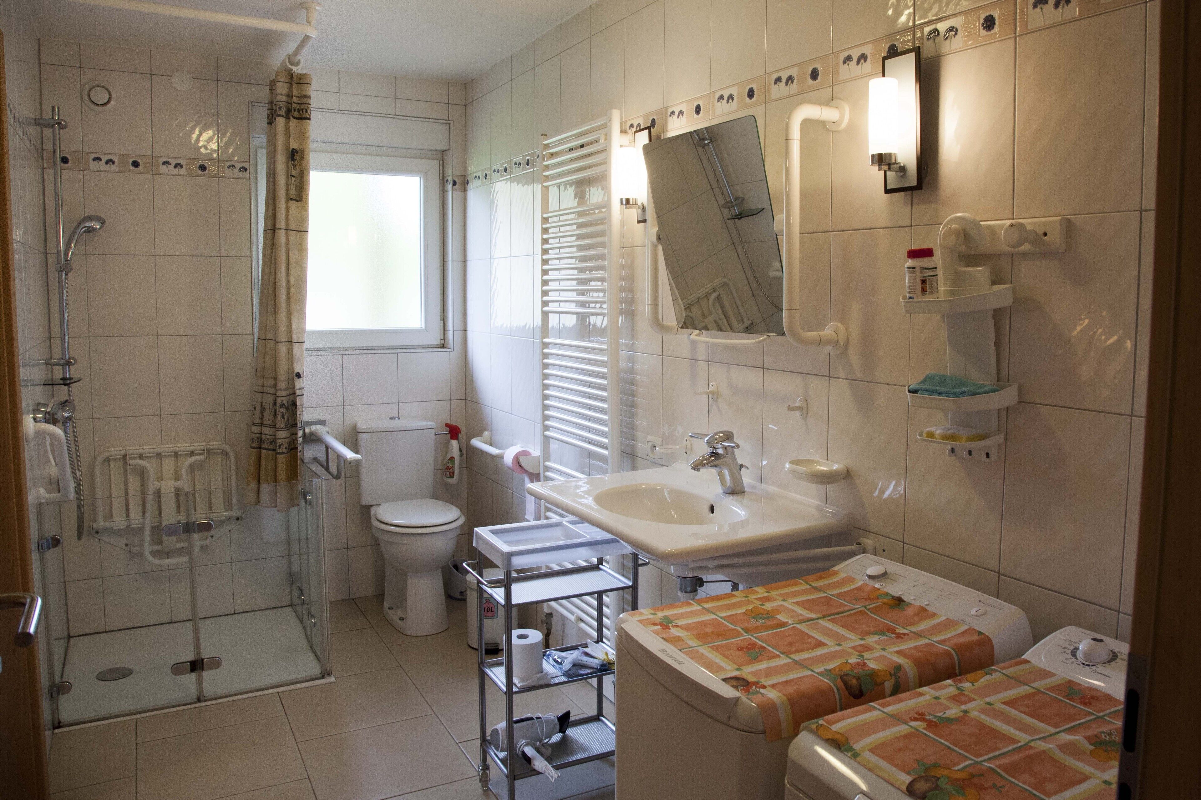 Douche, sèche-cheveux, serviettes fournies