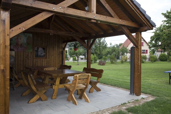 Outdoor dining - Cottage ''Les Cerisiers'' in Alsace (Gertwiller)