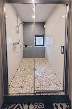 Duschwanne, Haartrockner, Seife, Toilettenpapier