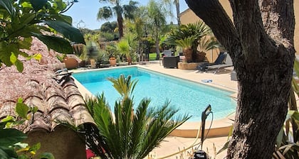 Mas provencal, with swimming pool, pool house, near the sea, trade