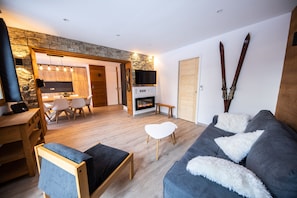 Smart TV, fireplace, ping pong, books