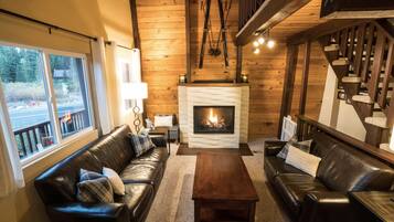 Een smart-tv, een open haard, een dvd-speler en tafelvoetbal