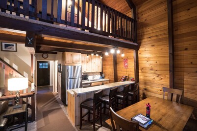 WALK TO BRIGHTON + PRIVATE HOT TUB + MOUNTAIN VIEW