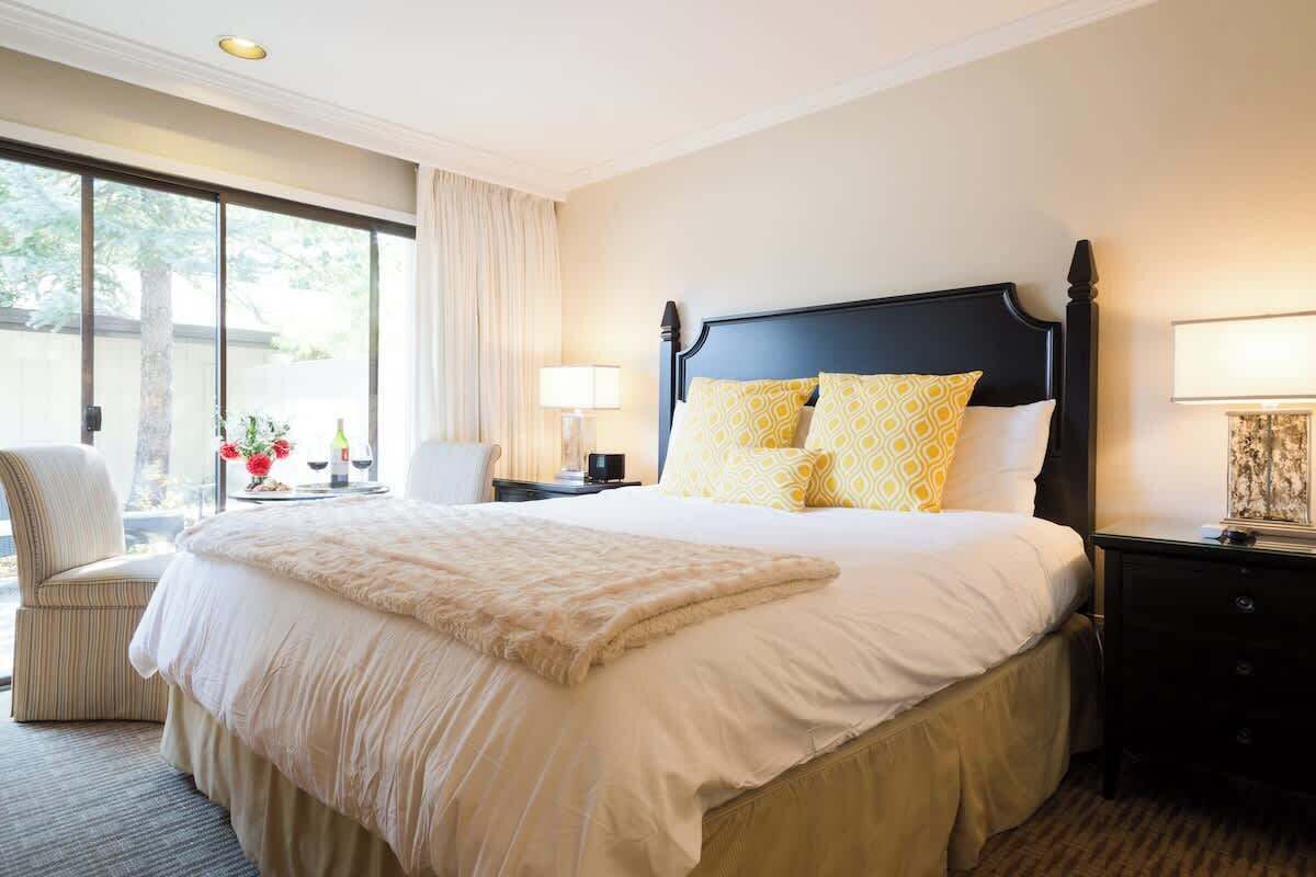 Skrivebord, strykejern/-brett, reiseseng for barn og wi-fi