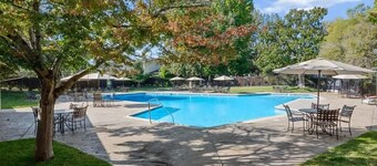 Lux Napa Escape | King Bed + Steps to Wineries