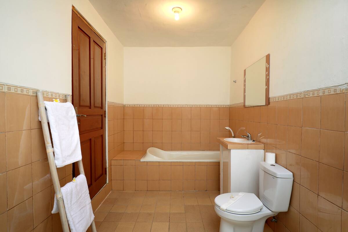 Vila, 3 quartos (Monaco Retreat) | Banheiro | Chuveiro, produtos de toalete grátis, secador de cabelo