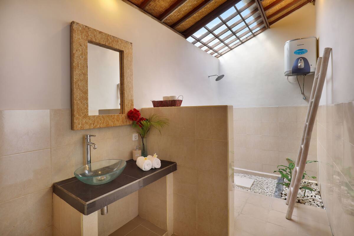 Villa, 3 chambres (Monaco Duo) | Salle de bain | Douche, articles de toilette (gratuits), séchoir à cheveux